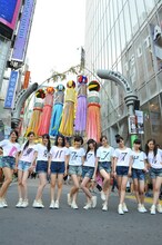 渋谷センター街で撮影する東京パフォーマンスドール。