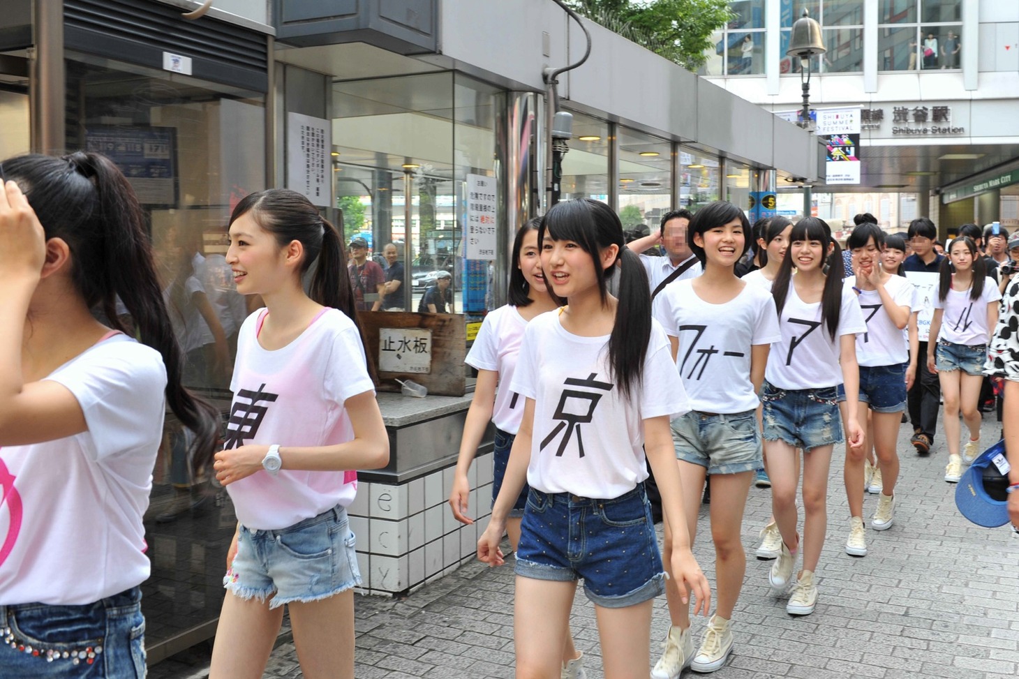 渋谷の街を練り歩く東京パフォーマンスドール。