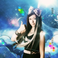 親指を立てて“グッドラック”のポーズを取るAira Mitsukiの最新アーティスト写真。