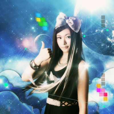 親指を立てて“グッドラック”のポーズを取るAira Mitsukiの最新アーティスト写真。