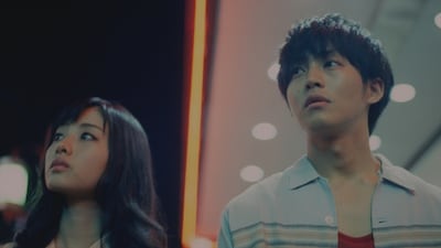 THE GO! TEAM「TITANIC VANDALISM」が流れる「夜の街」編のワンシーン。