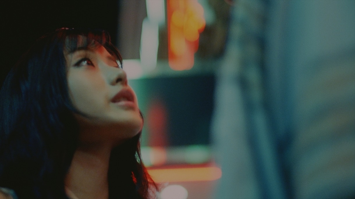 THE GO! TEAM「TITANIC VANDALISM」が流れる「夜の街」編のワンシーン。