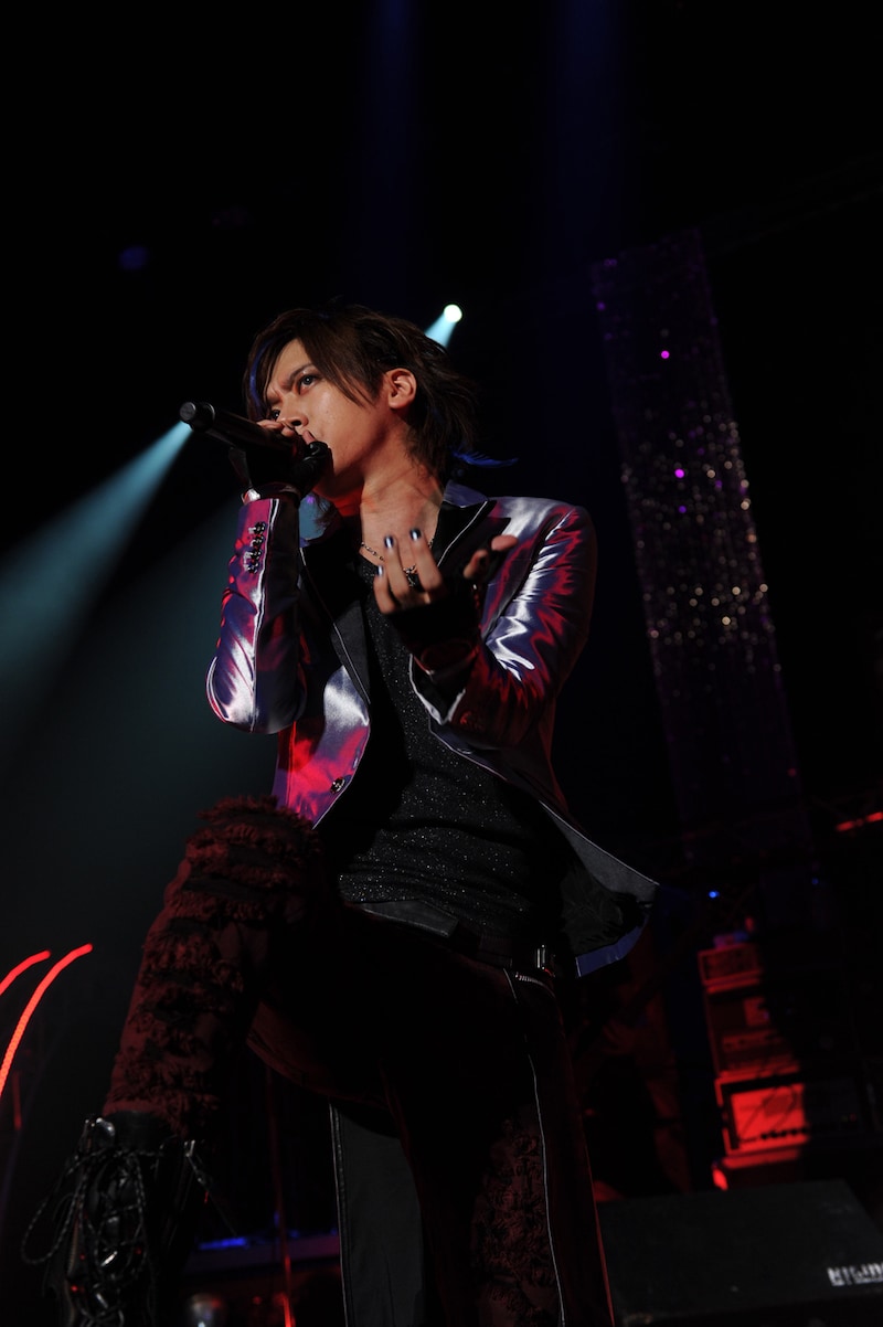 4度目のアンコールで「無限∞REBIRTH」を歌う“DAIGO”。