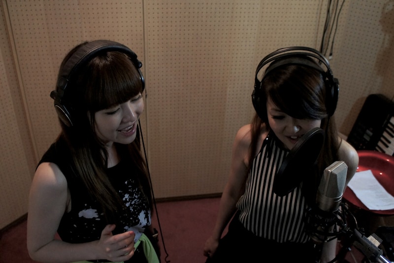 写真左から黒崎真音、川田まみ。