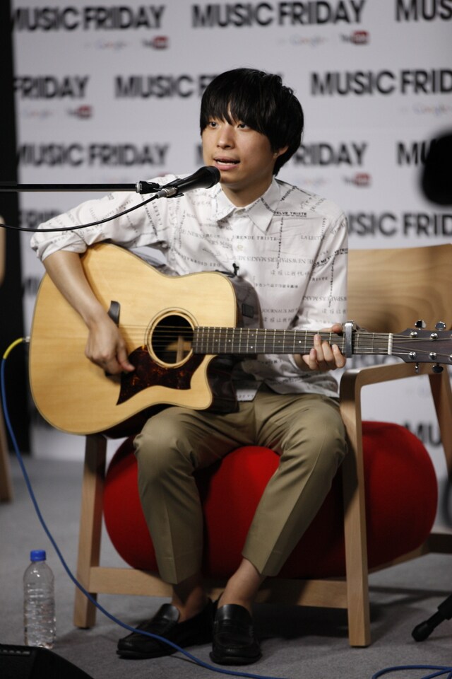 弾き語りで「傷つける」を披露する尾崎。