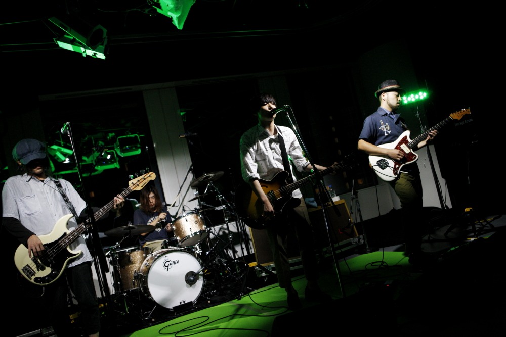 「MUSIC FRIDAY on Google+ | YouTube」のライブの模様。