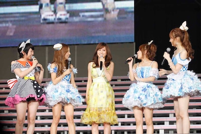 同期のメンバーと会話する前田敦子。(c)AKS