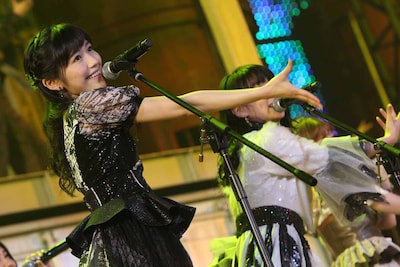 「フライングゲット」歌唱時の渡辺麻友。(c)AKS