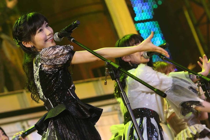 「フライングゲット」歌唱時の渡辺麻友。(c)AKS