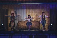 「心の端のソファー」歌唱時の様子。(c)AKS