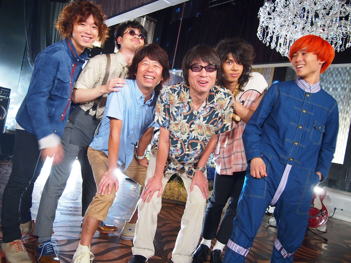 「SUMMER NUDE'13」収録後の真心ブラザーズ（写真左から3番目と4番目）とOKAMOTO'S。