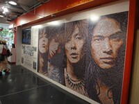 フォトモザイクアートが巨大広告として設置されている様子。