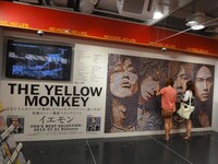 フォトモザイクアートが巨大広告として設置されている様子。