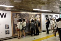 フォトモザイクアートが巨大広告として設置されている様子。