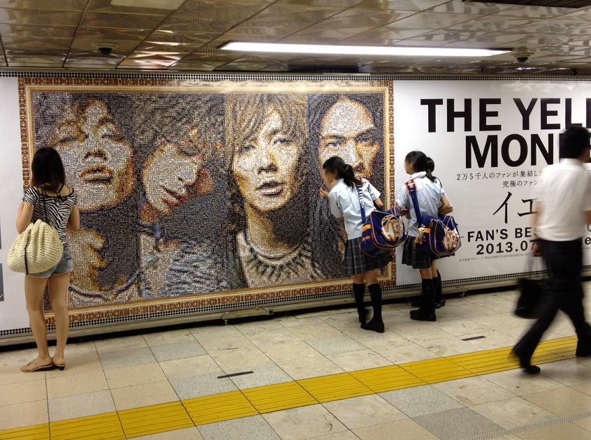 フォトモザイクアートが巨大広告として設置されている様子。