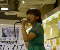 タワーレコード新宿店でのインストアイベントの様子。