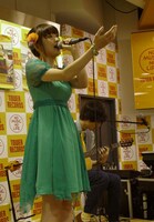 タワーレコード新宿店でのインストアイベントの様子。