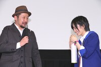 ヘリウムガスを吸う山本彩。 (c)「NMB48 げいにん！THE MOVIE」製作委員会