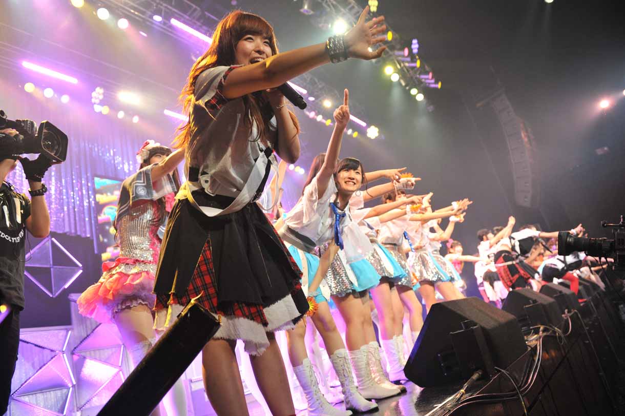 HOT STAGEのラストステージでBiSの「nerve」をアイドリング!!!ら出演アイドルが披露。