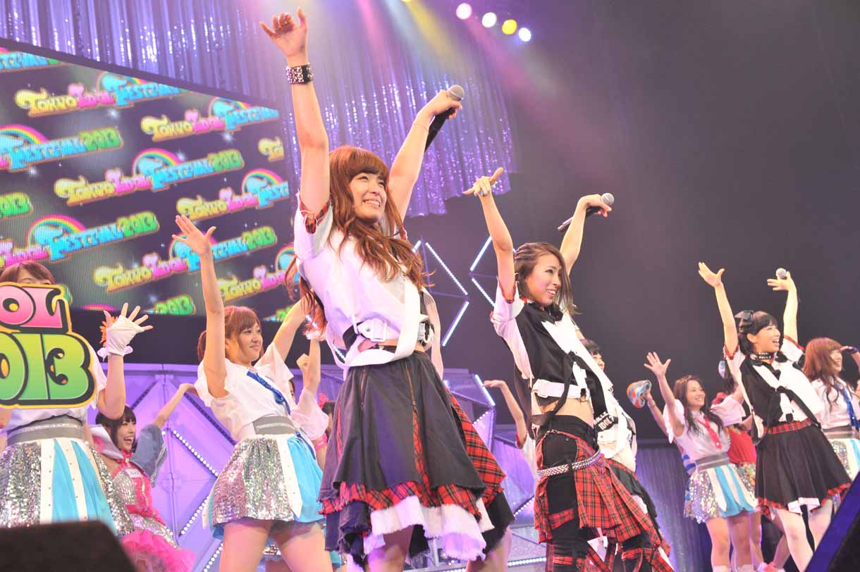 HOT STAGEのラストステージでBiSの「nerve」をアイドリング!!!ら出演アイドルが披露。