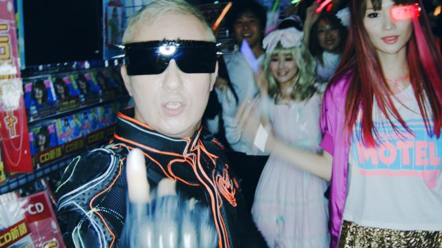 手前左からNEW YOUNG（小野坂昌也）、CRAZY YU（小林ゆう）