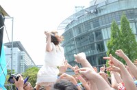 ステージを飛び出した後藤まりこ。