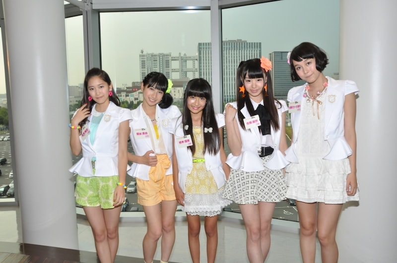 お披露目されたアイドリング!!!の6期生。31号 古橋舞悠（ふるはしまゆ）、32号 関谷真由（せきやまゆ）、33号 橋本瑠果（はしもとるか）、34号 佐藤麗奈（さとうれな）、35号 佐藤ミケーラ倭子（さとうみけーらわこ）。