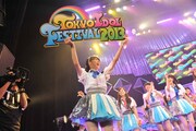 HOT STAGEでTIFのロゴを掲げるアイドリング!!!23号 伊藤祐奈。