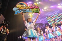 HOT STAGEでTIFのロゴを掲げるアイドリング!!!23号 伊藤祐奈。