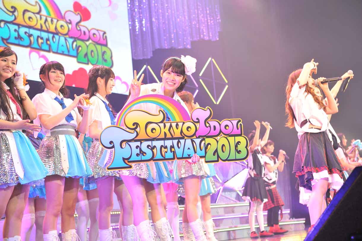 HOT STAGEでTIFのロゴを掲げるアイドリング!!!23号 伊藤祐奈。