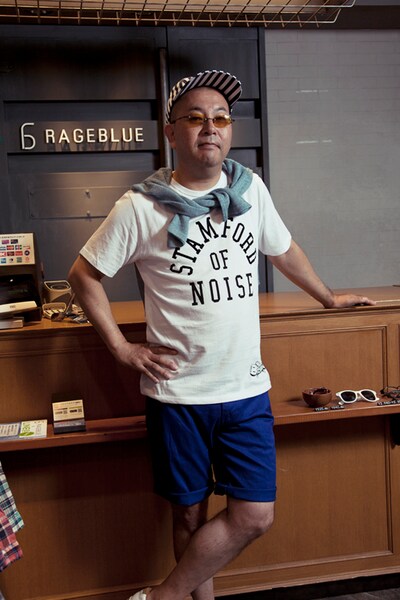 「STAMFORD OF NOISE」Tシャツを着用したJOJO広重。