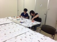 シングル「ありがとね」のジャケットにスタンプを押す音速ライン。