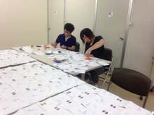 シングル「ありがとね」のジャケットにスタンプを押す音速ライン。