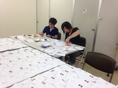 シングル「ありがとね」のジャケットにスタンプを押す音速ライン。