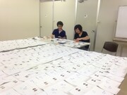 シングル「ありがとね」のジャケットにスタンプを押す音速ライン。