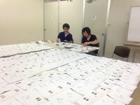 シングル「ありがとね」のジャケットにスタンプを押す音速ライン。