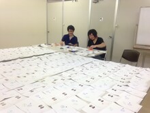 シングル「ありがとね」のジャケットにスタンプを押す音速ライン。