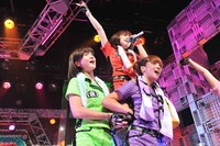 騎馬でステージを練り歩く仙石みなみ（アップアップガールズ（仮））。