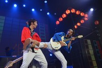 TAKUMIの足を持ってエアギターを披露するMASAKI。