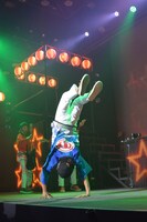 バク転をするTo-i。