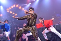 ソロ曲「バリバリーゼント」を披露するRYUJI。