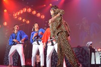 ソロ曲「バリバリーゼント」を披露するRYUJI。