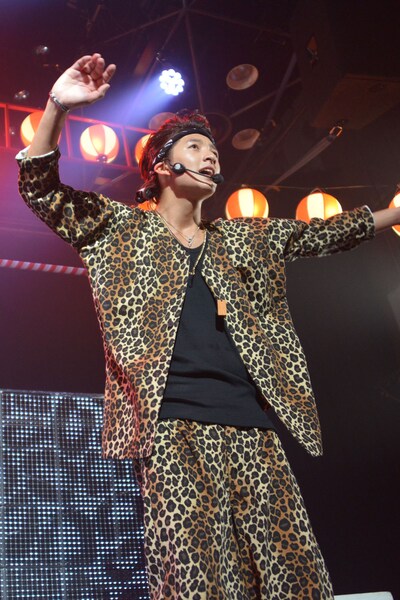 ソロ曲「バリバリーゼント」を披露するRYUJI。