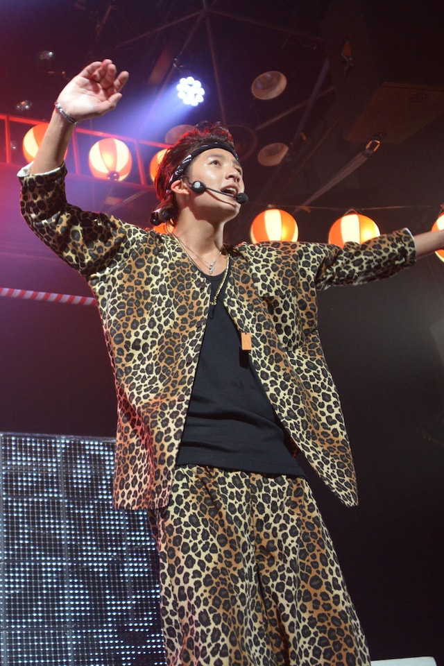 ソロ曲「バリバリーゼント」を披露するRYUJI。