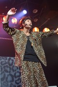 ソロ曲「バリバリーゼント」を披露するRYUJI。