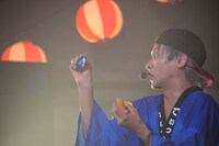 メロンパンの中からカスタネットが出てきて驚くTo-i。