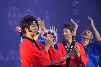 ソロ曲「ラブソングなんて似合わない」を披露するMASAKI（手前）。