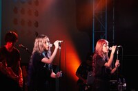写真は初のライブツアー「TOKYO POP Presents AMIAYA START LINETOUR」から、7月29日に行われた東京・渋谷duo MUSIC EXCHANGEでのライブの模様。