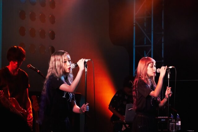 写真は初のライブツアー「TOKYO POP Presents AMIAYA START LINETOUR」から、7月29日に行われた東京・渋谷duo MUSIC EXCHANGEでのライブの模様。