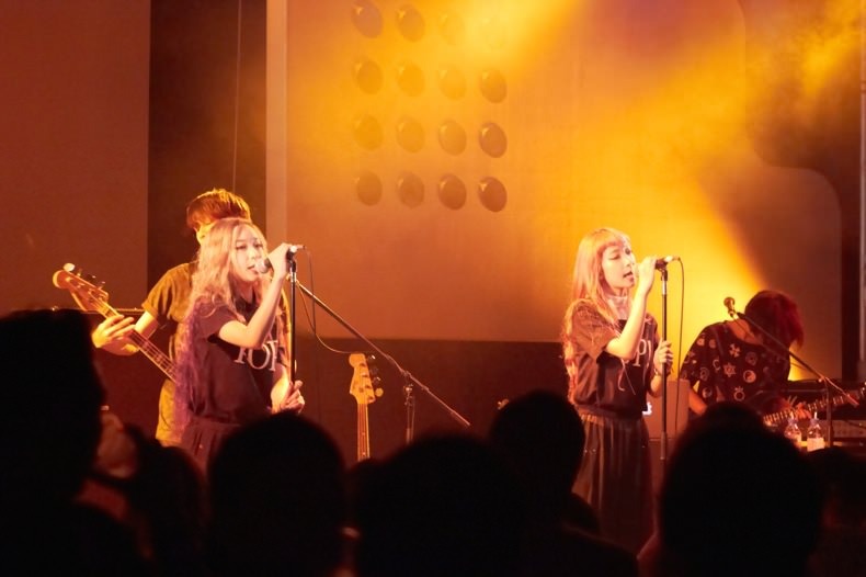 写真は初のライブツアー「TOKYO POP Presents AMIAYA START LINETOUR」から、7月29日に行われた東京・渋谷duo MUSIC EXCHANGEでのライブの模様。